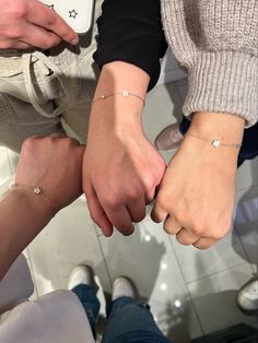 Matching Bracelets Friend Group, Matching Jewelry For Trio, Friendship Jewelry Aesthetic, Matching Bracelets For 5 Friends, Bff Matching Bracelets Aesthetic, Bracelet For Besties, Matching Braclet Aesthetic, Matching Beaded Bracelets For Couples, Aesthetic Matching Bracelets