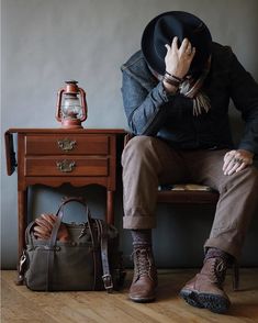 Mountain Men, Mens Fashion Rugged, Rugged Style, Mode Inspo, Khaki Chinos, Gentleman Style, Mens Casual Outfits, Fashion Photoshoot, Men Winter