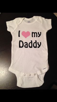 I Love My Daddy / Gift for Dad / Baby Onesie Heart / Baby Shower / Father's Day Onesie / Boy or Girl / Valentines Day Baby Announcement Winter, Onesie Ideas, Trendy Baby Onesies, Funny Onesies, Baby Bath Time, Newborn Onesies, Dad Baby, Baby Gift Basket, Boy Onesie