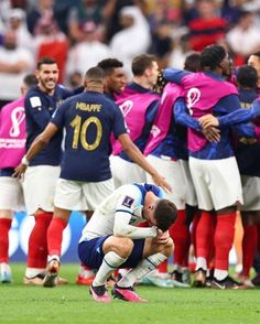 the soccer players are huddled together on the field