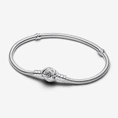 Capture the feeling of romance with our Pandora Moments Rose in Bloom Clasp Snake Chain Bracelet. Crafted in sterling silver, the bracelet is more than a jewelry style, it's an expression of love. The intricately designed rose clasp with its layered petals adds a touch of floral elegance and symbolism. Versatile and stylish, it accommodates 16-18 charms, divided by functional threaders that allow you to space out your charm collection. Wear it as a reminder of the love you have in your life or g Pandora Pearl, Custom Charm Bracelet, Pandora Armband, Heart Promise Rings, Bracelet Pandora, Charm Collection, Gold Armband, Snake Chain Bracelets, Diamond Gift