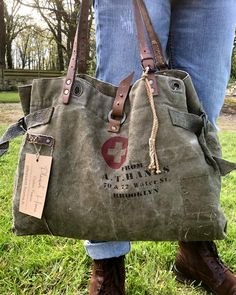 Le charme de la toile militaire! Découvrez ce magnifique sac de type sac week-end entièrement réalisé à partir d’un ancien baluchon et de sangle militaire Pièce unique à retrouver sur la boutique #sacweekend #creationartisanale #recyclagetextile #pieceunique #sacfourretout #pleasanthome #grandchamp #bretagne #artisanbreton Man Bags, Bag Obsession, Sac Week End, Beautiful Bags, Handmade Bags, Week End, Boyfriend Jeans, Trendy Outfits