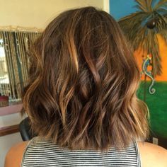 medium wavy straight cut bob with highlights Waves With A Curling Iron, Straight Cut Bob, Long Messy Bob, Short Messy Bob, Corte Shaggy, Messy Bob Haircut, Bob Wedding Hairstyles, Undercut Haircut, Bob With Highlights