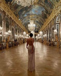 Ball Aesthetic, Versailles France, Money Girl, Magnolia Park, Wealthy Women, Rich Girl Aesthetic, Rich Lifestyle, Rich Women, Foto Poses