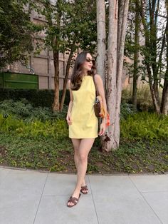 Look com amarelo manteiga Yellow Dress Outfit Casual, Yellow Outfit Aesthetic, Yellow Dress Outfit, Cute Preppy Outfits, Instagram Outfits, Outfit Look, Casual Chic Outfit, Simple Trendy Outfits