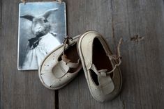 "Vintage baby shoes, leather baby shoes, baby shower, sweet pair of baby shoes, baby shoe pair, rustic decor Sweet pair of off white baby shoes. Fun for a antique nursery display! Measure approximately 14,5 cm / 5,7\" long. Weight: 160 g In nice vintage condition," Vintage Baby Shoes, Antique Nursery, White Baby Shoes, Car Horn, Leather Baby Shoes, Leather Baby, Crib Shoes, Shoes Baby, Shoes Leather