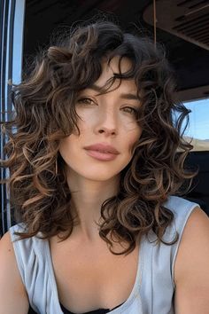 Wavy Haircuts Oval Face, Oval Face Wavy Hairstyles, Curly Lob Bangs, Curly Hair Women Aesthetic, Curly Haircut Oval Face, Shoulder Curly Haircuts, Deva Cut Wavy Hair, Irish Curls Haircut, Medium Haircut 2024