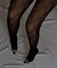 Gucci strumpfhose - gucci tights - gucci pantyhose - gucci patterned tights - gucci pattern tights - gucci logo - gucci logo strumpfhose - style appetite - little black dress Gucci Pantyhose Outfits, Black Gucci Tights, Gucci Leggings, Cheers New Year, Gucci Pattern, Pattern Tights, Gucci Logo, Patterned Tights