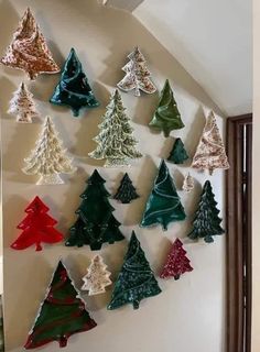 there are many small christmas trees on the wall