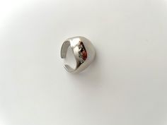 La colección Bold Rings ofrece estilos de anillos modernos elaborados en plata y oro, con atrevidas características ajustables para un ajuste elegante. Disfrute de un aspecto moderno y de moda con todas las comodidades contemporáneas.