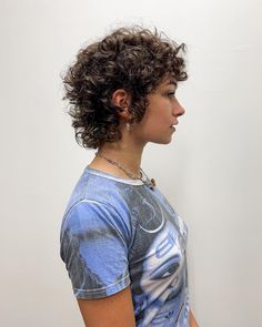 Do you like pixie hairdos? How about curly pixie hairdos? Nowadays everyone is looking for a fun and transformative look, and women don’t want to wear... Curly Hair Super Short, Queer Haircut, Curly Shag Haircut, Curly Pixie Hairstyles, Curly Pixie Haircuts, Rave Hair