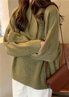 Fall Green, 일본 패션, Look Adidas, Neutral Outfits, Skandinavian Fashion, Dress 2022, Knit Blouse, Sweater Tops, Looks Street Style