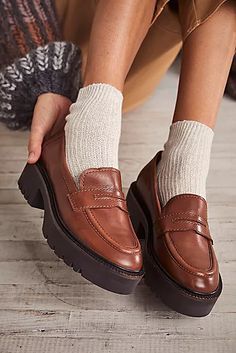 40s Mode, Interesting Fashion, Shoes And Socks, Loafers Outfit, Dr Shoes, Removable Collar, Chunky Loafers, Brown Loafers, Pleated Skirts