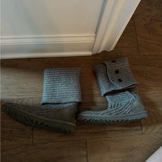 All Orders Ship Next Day! Good Condition Knit Ugg Slipper Boots. Super Comfortable. Ugg Slippers, Ugg Shoes, Slipper Boots, Womens Uggs, Rain Boots, Slippers, Women Shoes, Boots, Knitting