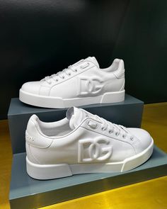 Dolce And Gabbana Shoes, Men's Business Outfits, Shoes Men Sneakers, Dolce Gabbana Sneakers, White Clothes, Trendy Shoes Sneakers, Nike Shoes Girls