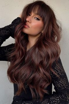 Il colore Cherry cola brunette è caratterizzato da una specifica tonalità di capelli castani con toni profondi e ricchi per un look caldo e vibrante. Questa tonalità è un'ottima scelta per rendere la vostra acconciatura a strati anni '90 più personalizzata e sofisticata. // Credito fotografico su Instagram @chrisweberhair Cherry Cola Brunette, Cabello Chocolate Cherry, Dark Copper Brown Hair, Dark Cherry Brown Hair, Cherry Brunette, Cherry Brown Hair, Cherry Cola Hair, Dark Brown Hair Balayage, Copper Brown Hair