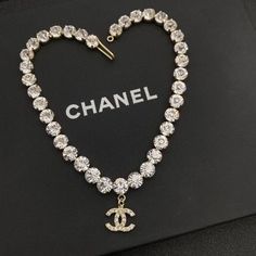 قلادات متدلية, Expensive Jewelry Luxury, Chanel Necklace, Bling Necklace, Jewelry Accessories Ideas, Jewelry Fashion Trends, Chain Fashion, Classy Jewelry