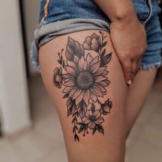 Tatuaje de girasol femenino para mujer. Shaded Sunflower Tattoo, Tattoo Pierna Mujer, Forearm Cover Up Tattoos, Sunflower Tattoo Thigh, Amazing 3d Tattoos, Cute Thigh Tattoos, Sunflower Tattoo Shoulder