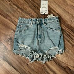 Super Cute Short Jean Shorts From Zara. New With Tags, Available Now! Light Blue Jean Shorts, Lace Denim Shorts, Short Jean Shorts, Yellow Jeans, Short Jean, Cutoff Jean Shorts, Mom Jeans Shorts, Studded Denim, White Jean Shorts