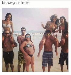 a group of people standing next to each other on a beach with the caption saying, sabio e abuele que conce os seus limites limits