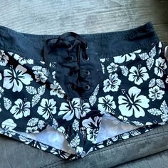 New Never Used!! Flowers Black And White, Adorable Clothes, Swim Shorts Women, Dream Fashion, Flowers Black, Fit Ideas, Shorts Women, Surfer Girl, Outer Banks