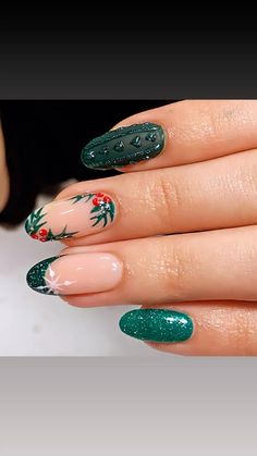 Yeşil tırnak protez tırnak yılbaşı süsleme yılbaşı nailart Nail Care Tips, Nail Tattoo, Nail Shapes, Holiday Nails, Almond Nails, Nail Art Design, Care Tips, Simple Nails, Makeup Nails