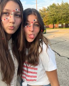 4th Of July Outfits Face Paint, Red White And Blue Dots On Face, Home Coming Face Paint Ideas, Cute 4 Of July Makeup, Camp Face Paint Ideas, Easy Fourth Of July Face Paint Ideas, 4 Of July Makeup Ideas Easy, Field Day Face Paint