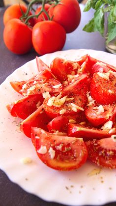 Slices of tomatoes on a plate with small pieces of garlic on the top Easy Summer Salad, Summer Salad Recipes, Kinds Of Salad, Healthy Salad, Summer Salad, Tomato Salad, Tomato Recipes, Fennel Seeds