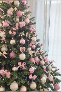 𝒄𝒉𝒓𝒊𝒔𝒕𝒎𝒂𝒔 𝒅𝒆𝒄𝒐𝒓 𝒊𝒅𝒆𝒂𝒔 Angel On Christmas Tree, Pink Decoration Christmas Tree, Decorating Christmas Tree Aesthetic, Christmas Tree With Pink Decorations, Christmas Tree Pink Decorations, Pink Christmas Room Decor, Christmas Pink Aesthetic, Pink Aesthetic Christmas, Christmas Tree Decorations Pink