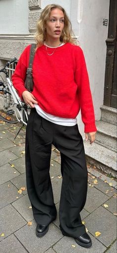 Nyc Fall Outfits Street Style 2023, Fw 2023 Street Style, Norm Core Outfits, Winter Outfits Colorful, Red Jumper Outfit, Norm Core, Jumper Outfit, Fall 23, Style 2023