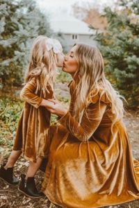 Full Sleeves Dress, Mom And Daughter Matching, Holiday Dresses Women, Mother Daughter Dress, Mommy And Me Dresses, Mommy Daughter, Beautiful Autumn, Photo Outfit, Flutter Sleeve Dress