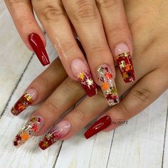 Beautiful September Nails, Fall Encapsulated Nails, October Nails Fall Acrylic, Red Nails Ombre, Ombre Nails Fall Colors, Fall Nails Maroon, Fall Nails Leaves, Red Autumn Nails, Fall Nails With Leaves