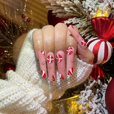 @nails_and_glamour on Instagram: "❤️🤍 #nails#christmasnails#pepermintnails#nailart#nails#nailsofinstagram#nails💅#nailsdid#acrylicnails" Merry Christmas Nails 2022, Time Design, How To Do Nails, Design