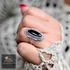 Description 《 Bague bohème en tourmaline noire, cadeau de fête des mères, bague en argent sterling tendance pour femme, bijoux bohèmes, bague bohème simple avec pierre D É T A I L S Pierre :- tourmaline Taille de la pierre : -7 x 21 mm Forme de pierre :- ovale Type de pierre :- Naturelle Métal :- argent Pureté : argent sterling 925 Poids : - 6 grammes (environ) Taille de la bague :- Toutes les tailles disponibles C U S T O M I Z E O R D E R Nous acceptons les commandes personnalisées et personna Handmade Black Oval Crystal Ring, Bohemian Style Open Crystal Ring Gift, Black Rings With Natural Stones For Gift, Black Spiritual Rings With Gemstone, Oval Stackable Bohemian Jewelry, Bohemian Oval Stackable Rings, Bohemian Oval Stackable Jewelry, Black Spiritual Gemstone Rings, Adjustable Bohemian Stackable Gemstone Rings