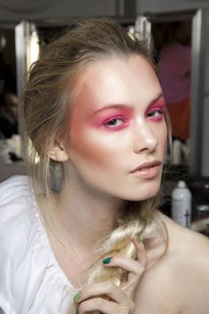 Love this makeup from one of Vivienne Westwood's shows! Maybe something more low key would be more appropriate for me though? Makeup Avant Garde, Catwalk Makeup, Mermaid Photoshoot, Make Up Color, Fashion Show Makeup, Makeup Editorial, Show Makeup