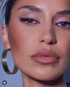 Disco Wedding Makeup, Purple Disco Makeup, Make Up Looks 2023, Lover Album Makeup, Hailey Beiber Make Up Looks, Smoky Purple Eye Makeup, Purple Waterline Makeup, Disco Makeup Look, Disco Glam Makeup