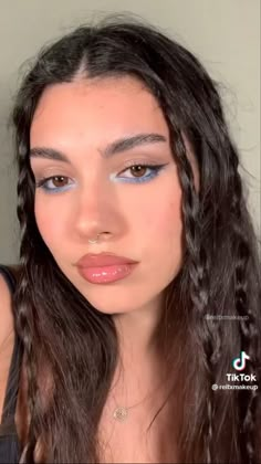 Makeup Blue Shadow, Blue Eye Pencil Makeup, Simple Festival Makeup, Blue Eye Pencil, Easy Festival Makeup, Coachella Makeup, Super Shock Shadow, Concert Makeup, Peinados Hair Styles