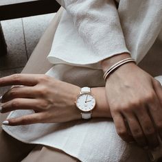 Experience timeless elegance with the Daniel Wellington Petite Bondi 28mm Watch. This stunning timepiece features a minimalistic design and a 28mm face, perfect for adding a touch of luxury to any outfit. Crafted with precision and sophistication, this watch is a must-have for those who appreciate the finer things in life. Dw Watch Women, Dw Watch, Daniel Wellington Petite, Slim Watches, Daniel Wellington Watch, Timeless Watches, Small Watch, Bracelet Rose Gold, Small Bracelets