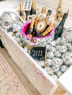 Party Disco Balls - Ellie and Piper Nye Party Decor, Nye Party Decorations, Disco Birthday Party, Disco Queen, Disco Party Decorations, Party Decor Ideas, Tafel Decor, 70s Party