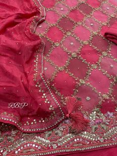 Red Bridal Suit, Saree Gorgeous, Duppattas Designs Ideas, Red Dupatta, Bridal Suit, Lehenga Designs Simple, Traditional Blouse Designs, Fashionable Saree Blouse Designs