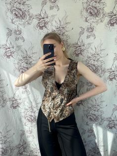 A vintage women's oversized vest featuring a bold and elegant leopard print. This statement piece offers a relaxed fit, perfect for layering over casual or dressy outfits. Its timeless animal pattern adds a chic and adventurous touch to any wardrobe. - Good vintage condition  - TAG SIZE: M, 40/42 - Fabric information: polyester  Estimated to fit M-L-XL based on your desired fit. Measurements (laying flat): - Shoulders (back): 31 cm - Length: 60 cm - Waist: 80 cm - Armpit to armpit: 47 cm Vintage Leopard Vest, Elegante Outfits, Animal Print Vests, Oversized Vest, Elegantes Outfit, Vest Outfits, Dressy Outfits, Fast Fashion, Womens Vest