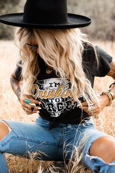 I’m Drinking To Forget Tee Trendy T-shirt With Frayed Hem For Everyday, Trendy Everyday T-shirt With Frayed Hem, Relaxed Fit T-shirt With Frayed Hem For Fall, Six Shooter, Looks Country, Nashville Outfits, Wardrobe Tips, Gold Dust, Nice Style