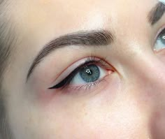 Eyebrow Feathering, Lipstick Guide, Permanent Makeup Eyeliner, Permanente Make-up, Evening Eye Makeup, Bentuk Alis, Permanent Eyeliner, Eyeliner Tattoo, Permanent Makeup Eyebrows