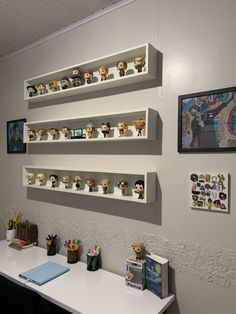 Expositor funko pop Display Funko Pop, Shelves For Funko Pops, Funko Pop Organization Ideas, Funko Pop Bedroom, Funky Pop Display, Brickheadz Display Ideas, Display Figurines Ideas, Funko Pop Wall Display, Funko Pop Storage