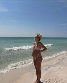 Pregnant Bathing Suit Bikinis, Pregnant On Vacation, Maternity Bikinis Summer, Babymoon Aesthetic, Babymoon Outfits Beach, Pregnant Beach Outfit, Babymoon Pictures, Babymoon Outfits, Maternity Fits