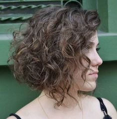 Inverted Curly Bob Hairstyle Bob Riccio, Blonde Balayage Bob, Bob Haircut Curly, Wavy Bob Hairstyles, Short Curly Bob, Naturally Curly Bob, Inverted Bob, Curly Bob Hairstyles, Curly Hair Cuts