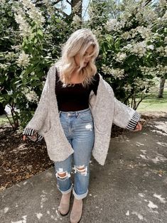 Layer Up Grey Cardigan – Wrenleigh Anns Boutique Ootd With Cardigan, Womens Fall Fashion 2024 Trends, Oversized Fall Outfits, Cute Sunday Outfits For Church, Winter Clothing Styles, Cozy College Outfit, European Winter Fashion, Comfy Outfits Fall, Trendy Brunch Outfit