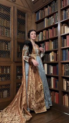 1510s Fashion, Luxury Fitted Medieval Historical Dress, 15th Century Aesthetic, Italian Gamurra, Luxury Historical Medieval Dress In Baroque Style, Baroque Style Historical Medieval Dress, 15th Century Gown, Medieval Lady In Waiting Dress, History Costumes