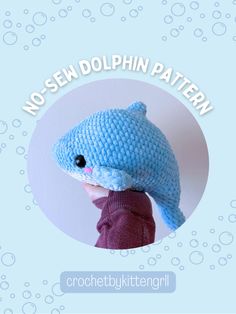 a blue crocheted dolphin hat with the words no sew dolphin pattern on it