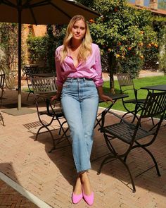 Effortless Spring Outfit, Valentina Ferragni, Dress And Sneakers Outfit, Simple Casual Outfits, Best Casual Outfits, Tik Tokers, Paris Chic, Ootd Ideas